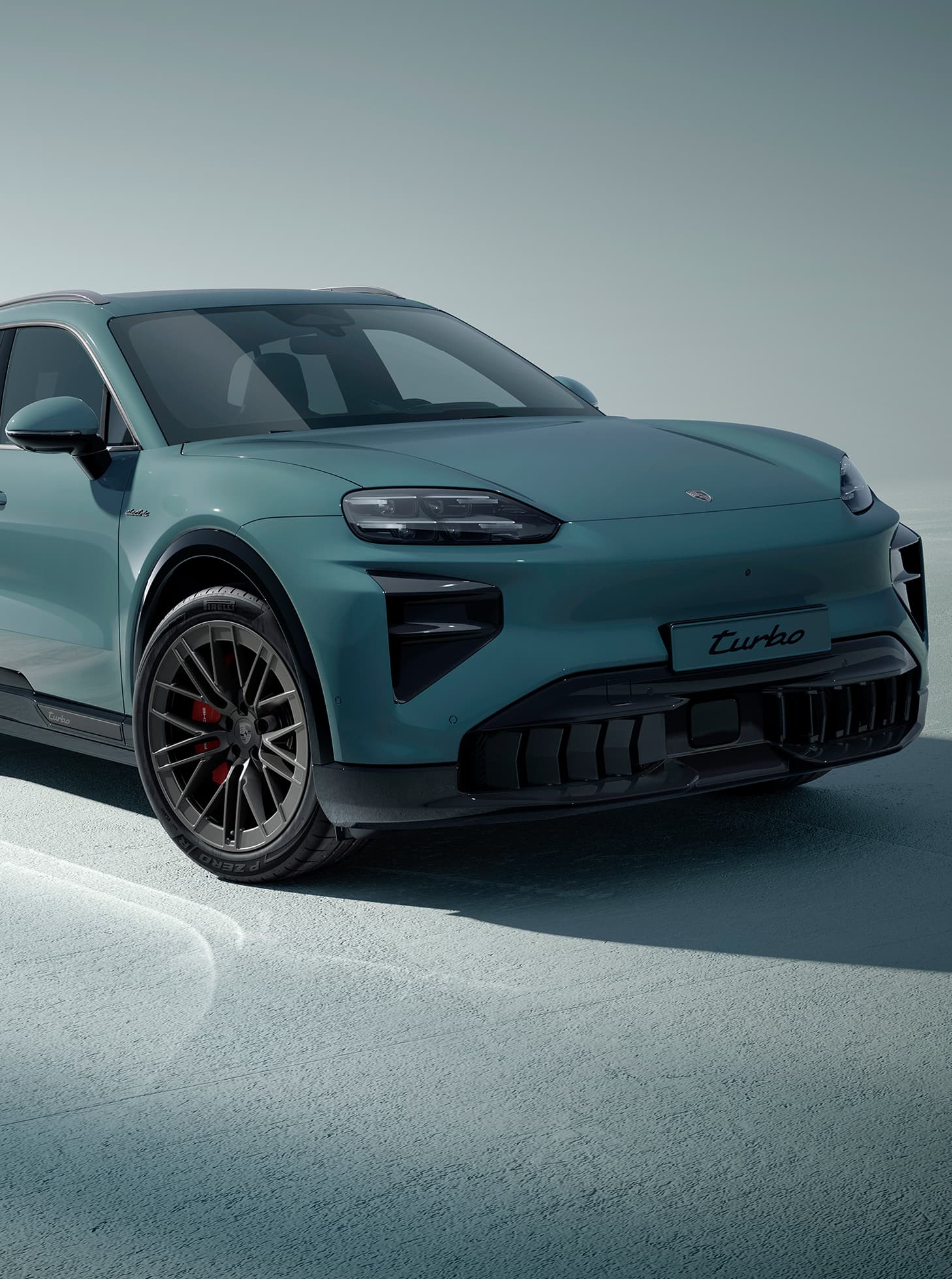 En Porsche Cayenne kjører på en åpen vei.