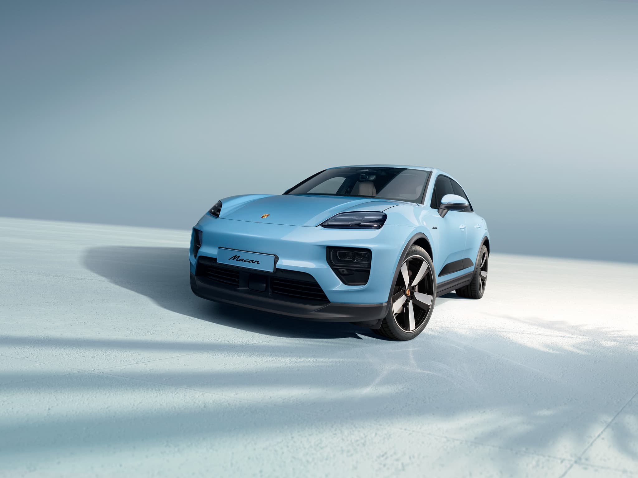 En Porsche Macan kjører på en åpen vei.