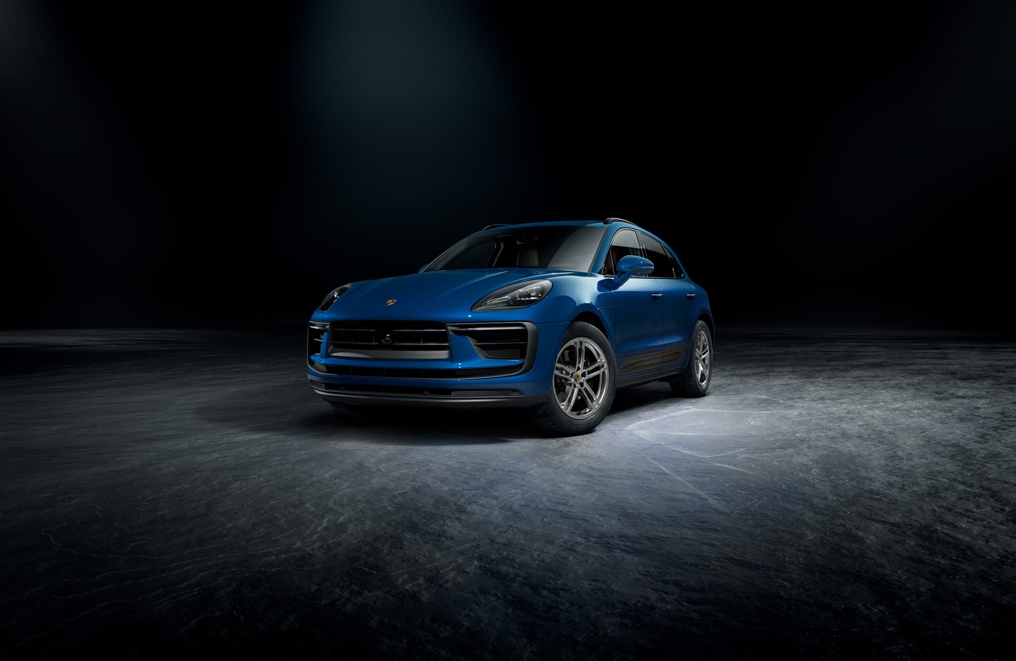 En Porsche Macan kjører på en åpen vei.